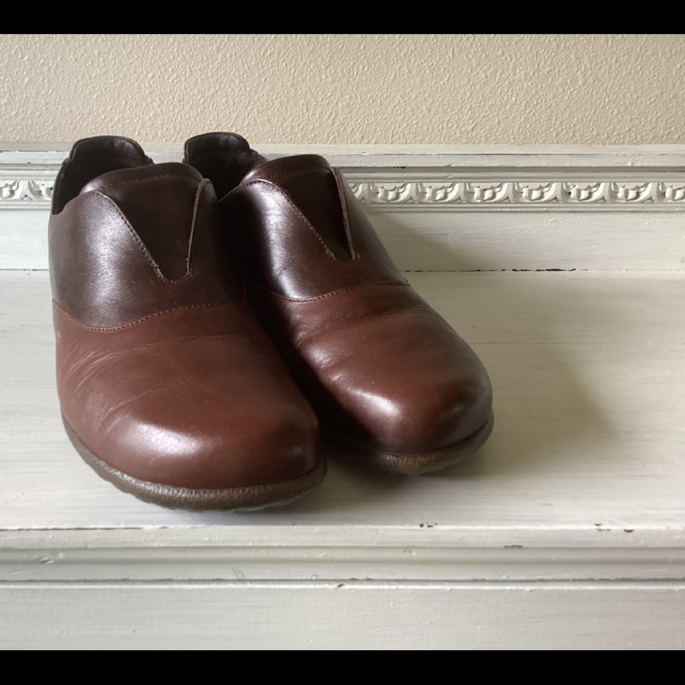 Naot-two tone Oxford,EUC. Naot does run narrow.